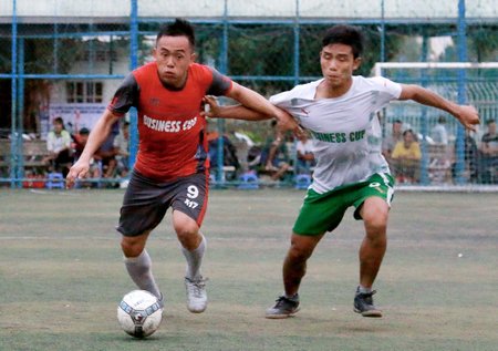 Pha tranh bóng trong trận chung kết, đội Mô tô Lê Quang (áo trắng) gặp DN Vàng Lộc Tài.   
