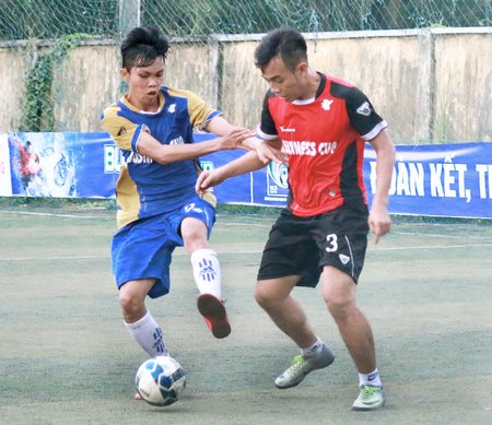 Pha tranh bóng trong trận báng kết, đội DN Vàng Lộc Tài (áo đỏ) thắng Bến xe tàu TP Cần Thơ.  
