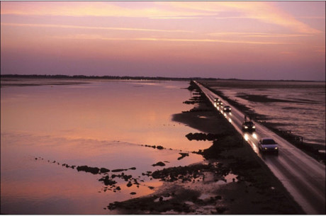 Le Passage du Gois, Pháp chỉ được mở trong vài tiếng mỗi ngày vì khi thủy triều lên, toàn bộ con đường sẽ “chìm nghỉm” trong nước.