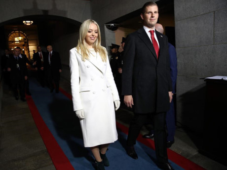 Tiếp đó là 2 người con khác của Tổng thống Mỹ, Tiffany Trump, 32 tuổi (trái) and Eric Trump, 32 tuổi. 