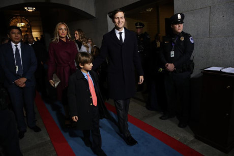 Các thành viên khác của đại gia đình ông Trump gồm có Jared Kushner, Donald Trump III và Vanessa Trump tiến vào West Front.