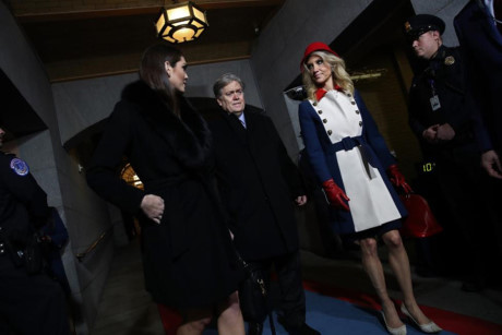 Từ trái sang: Giám đốc Chiến lược Truyền thông của Nhà Trắng Hope Hicks, Cố vấn cấp cao Steve Bannon và Cố vấn cho Tổng thống Kellyanne Conway tới dự lễ nhậm chức. 