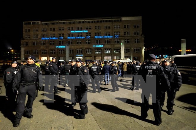 Cảnh sát Đức tăng cường an ninh tại khu vực nhà ga trung tâm ở Cologne. (Nguồn: AFP/TTXVN)