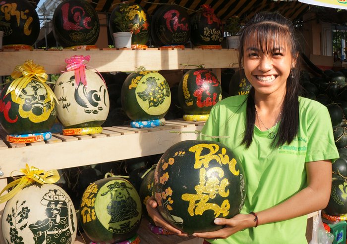 Qua đôi bằng tay khéo léo đã biến những quả dưa đơn giản thành những tác phẩm nghệ thuật đẹp mắt.