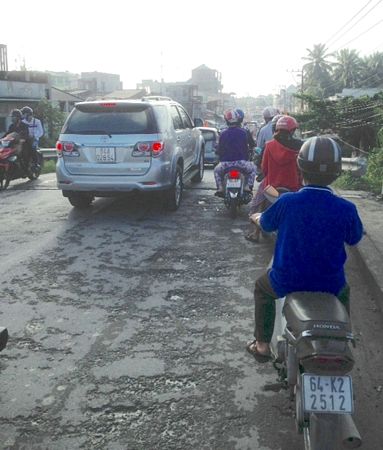 Mặt cầu và đường lồi lõm, nên người điều khiển phương tiện cần lưu ý khi di chuyển qua khu vực này