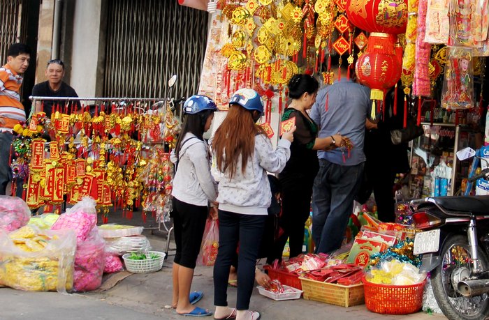 Nhiều người tranh thủ đi sắm thêm các vật dụng để trang trí nhà cửa.