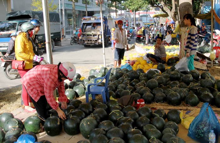 Dưa hấu giảm giá mạnh.