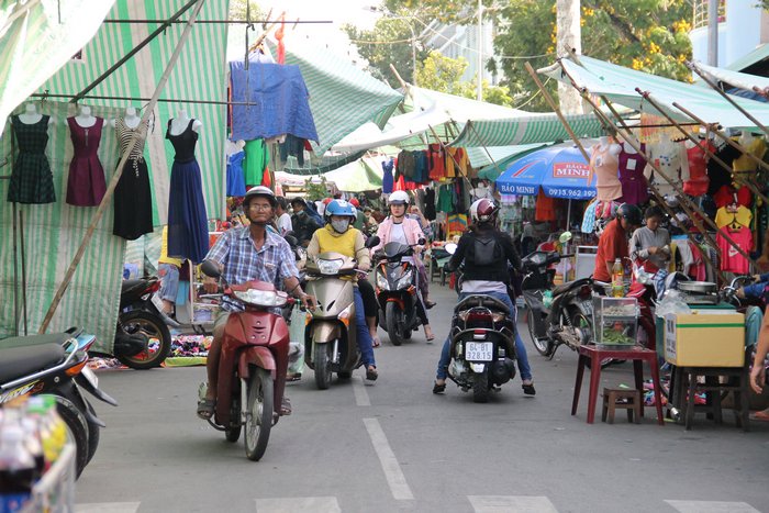 Chợ đêm vẫn phục vụ khách vào chiều cuối năm.