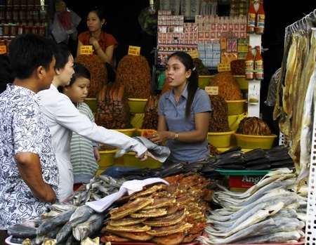 Đến chợ Châu Đốc, không khó bắt gặp những hình ảnh ken đầy khô- mắm thế này. 