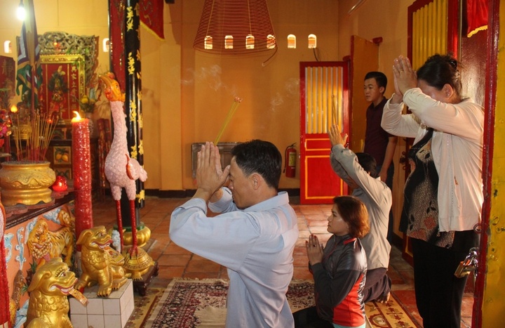 Người dân đến dân hương cầu nguyện.
