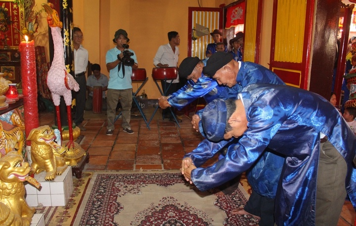 Ban Quản lý di tích Lăng ông Thống chế Điều bát thực hiện nghi thức vào lễ giỗ.