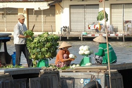  Trao đổi mua bán nông sản giữa bồng bềnh sông nước.