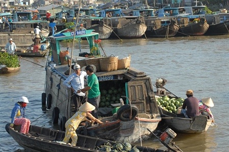 Đặc biệt các chợ mua bán trên sông giá cả thường rẻ hơn chút đỉnh so với các chợ trên bờ. Vì đa phần nông sản do họ tự trồng mang ra chợ bán, nên không qua trung gian