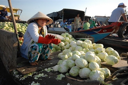 Treo cây bẹo trước ghe là hình thức ghe nào treo thứ nào là bán thứ đó thay lời rao bán hàng. Đây là nét văn hóa bao đời ở chợ nổi trên sông nước miền Tây.