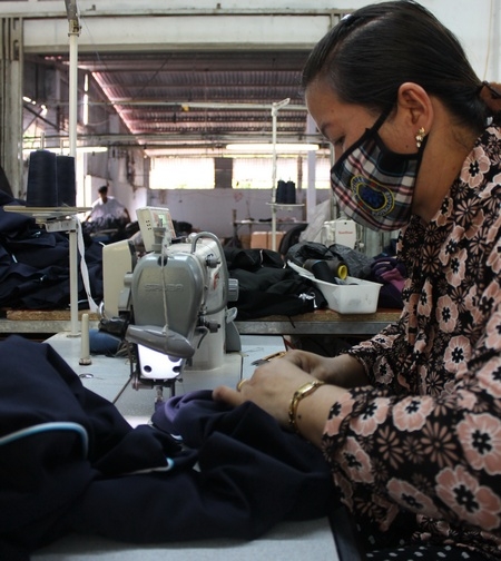 Dạy nghề và giải quyết việc làm góp phần tăng thu nhập cho người dân Vũng Liêm. Ảnh: Minh Thái