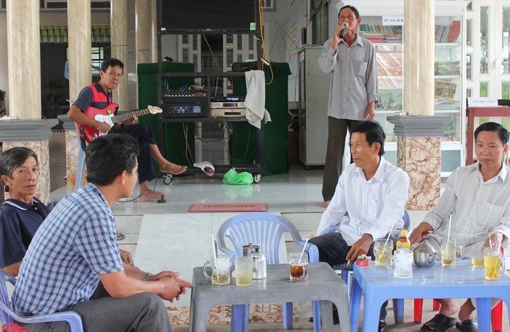Đờn ca tài tử tại câu lạc bộ sinh hoạt văn hóa xây dựng từ xã hội hóa ở ấp Tân Vĩnh (Tân Lược). Ảnh: Minh Thái