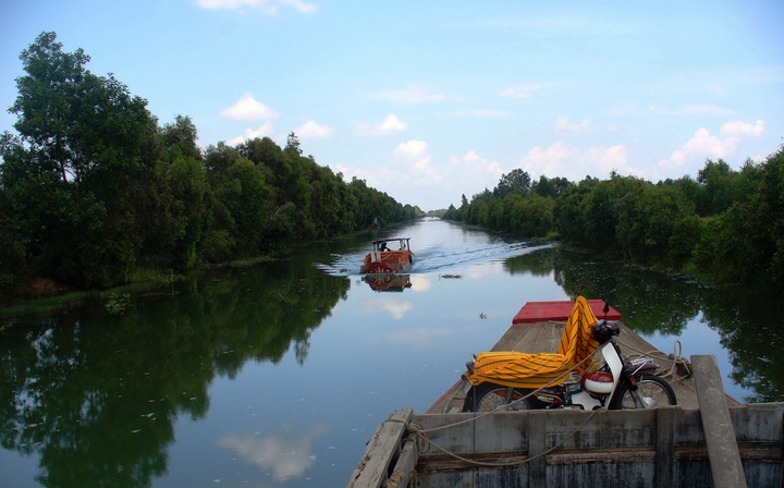 Qua những dòng kinh hun hút giữa Đồng Tháp Mười.