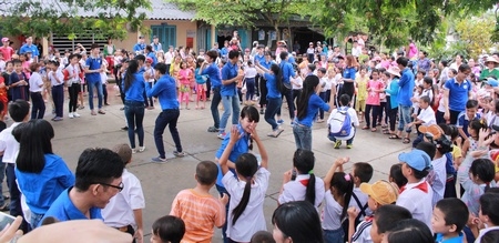 Học sinh các xã vùng xa, vùng sâu được thỏa sức vui chơi với các thành viên nhóm “Khoảnh khắc tuổi thơ”.