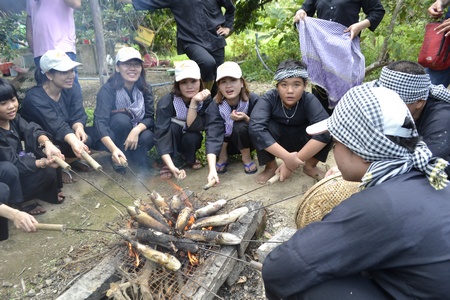 Hoạt động tát ao bắt cá chế biến tại chỗ được nhiều du khách ưa thích.