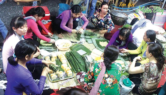 Không khí gói bánh tét ngày Tết lúc nào cũng vui vẻ, nhộn nhịp và tình làng nghĩa xóm thêm gắn kết