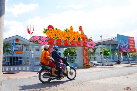 Trang trí cổng chào với tinh thần tiết kiệm nhưng đầy ý nghĩa, góp phần làm cho mùa xuân trên những vùng quê thêm vui tươi.