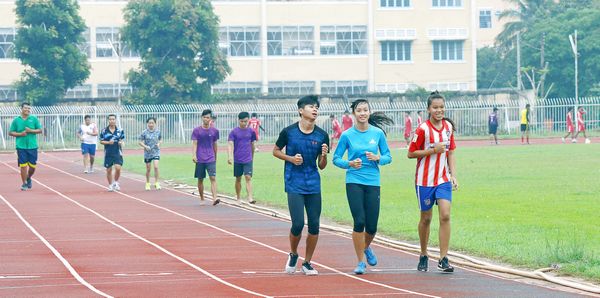 Không riêng bóng đá, bóng chuyền, các VĐV các môn thể thao khởi động nhẹ nhàng trên đường chạy sân điền kinh.