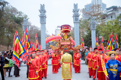 Lễ hội được tổ chức thường niên một cách long trọng để tưởng nhớ tới công tích lẫy lừng của Hoàng đế Quang Trung – Nguyễn Huệ, người Anh hùng trong lịch sử chống giặc ngoại xâm của dân tộc đã lãnh đạo nghĩa quân Tây Sơn đánh tan quân Thanh xâm lược vào xuân Kỷ Dậu năm 1789. Lễ hội luôn có những nghi lễ truyền thống đặc biệt, cờ hoa rực rỡ, sắc phục lộng lẫy rợp trời, chiêng trống thôi thúc xung trận, làm sống lại những trang sử vẻ vang của dân tộc.