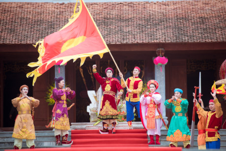 Hoàng đế Quang Trung và những vị tướng lĩnh tài ba chuẩn bị xuất chinh đánh giặc. Nghĩa quân Tây Sơn dưới sự chỉ huy của người anh hùng áo vải Quang Trung - Nguyễn Huệ đã tiến công thần tốc, bất ngờ vào Thăng Long, làm kẻ thủ kinh hồn bạt vía. Hòa bình lập lại trên mảnh đất quê hương, Vua Quang Trung và Hoàng hậu Ngọc Hân nâng cao cành đào mừng xuân mới.