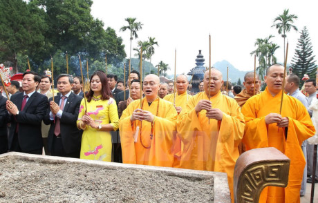 Thượng tọa Thích Minh Hiền và các hòa thượng dâng hương tại lễ khai hội. (Ảnh: Quốc Khánh/TTXVN)