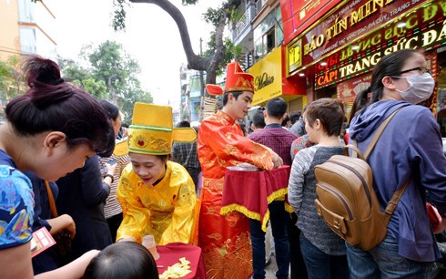 Các cửa hàng vàng bạc lớn tại các thành phố lớn tấp nập khách mua vàng ngày vía Thần tài