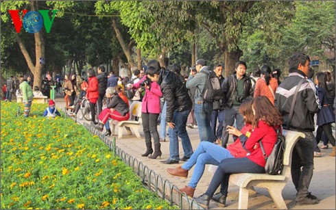 Người dân Hà Nội đón thời tiết nắng ấm.