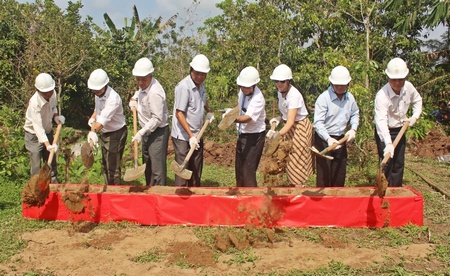 Đại diện nhà tài trợ và lãnh đạo các cấp động thổ khởi công xây dựng hệ thống cung cấp và xử lý nước sạch. 