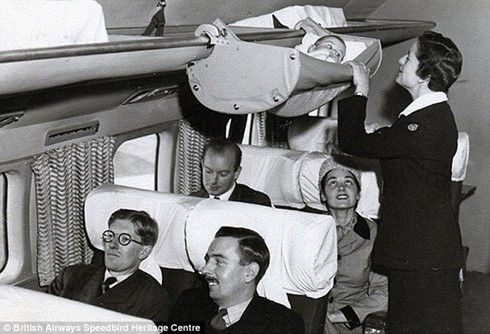 Trên một máy bay thương mại của hãng hàng không British Overseas Airways Corporation (tiền thân của British Airways).