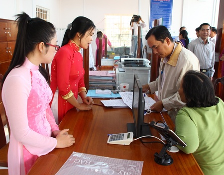 Người dân làm thủ tục tại bộ phận một cửa thuộc UBND TP Vĩnh Long