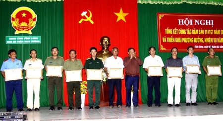 Các tập thể nhận bằng khen của Chủ tịch UBND tỉnh có thành tích xuất sắc trong công tác đảm bảo trật tự ATGT năm 2016.