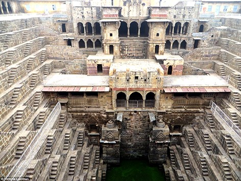 Những bậc thang zig-zag của giếng Chand baori, Rajasthan, Ấn Độ. Nguồn: DAILY MAIL