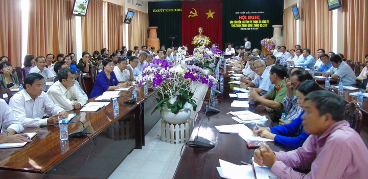Đại biểu tham dự hội nghị tại điểm cầu Vĩnh Long.