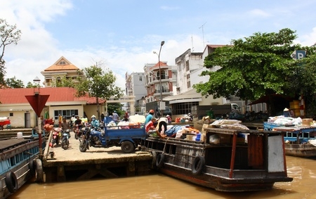 Không chỉ thuận lợi giao thông đường bộ, hệ thống giao thông thủy cũng là một lợi thế trong vận chuyển hàng hóa của Vĩnh Long. Ảnh: TRẦN PHƯỚC