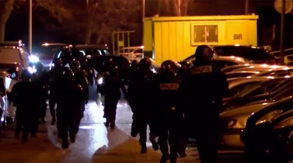 Cảnh sát chống bạo động ở ngoại ô thủ đô Paris của Pháp tối 7-2. Ảnh: Reuters