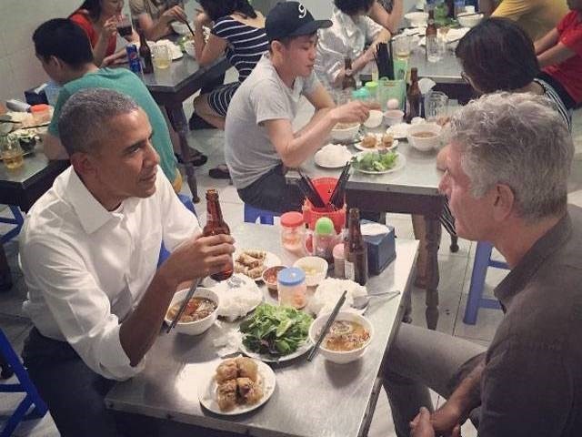 Anthony Bourdain và ông Obama thưởng thức bún chả Hương Liên khi thăm Việt Nam. (Nguồn: Tribune.com.pk)