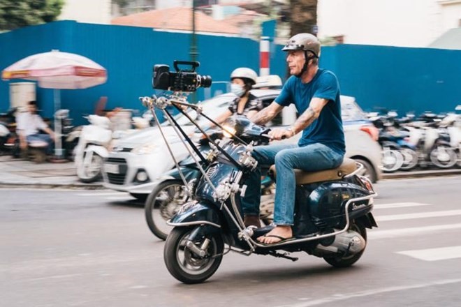 Sau khi quay xong chương trình với ông Obama, Bourdain nói với tổng thống rằng: ​Tôi sẽ biến mất vào dòng chảy của hàng nghìn người này.​ (Nguồn: newyorker)