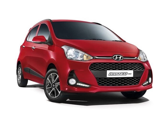 So với phiên bản cũ, Grand i10 được thiết kế thể thao hơn khi Hyundai đã trang bị cho chiếc xe lưới tản nhiệt lớn với hình dáng khác hơn so với phiên bản cũ, các khe gió hai bên cản trước được tích hợp đèn sương mù cùng đèn LED ban ngày theo phong cách Hyundai Elantra.