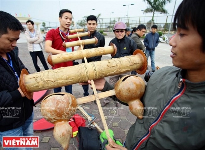 Một bộ sáo diều lớn và đẹp mắt chuẩn bị được buộc vào thân diều.