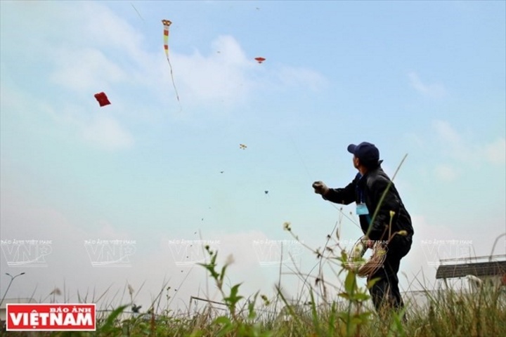 Người chơi diều đất Hà thành thường tìm đến những khoảng đất trống ven đô để thả diều.