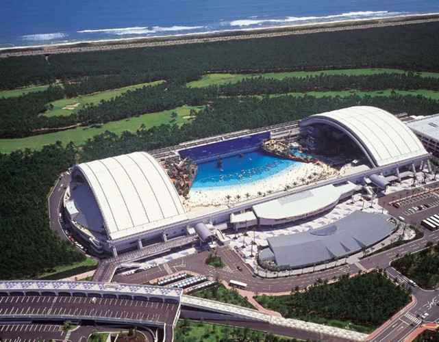 Seagaia Ocean Dome, Nhật Bản. Đây là bãi biển nhân tạo với mái vòm độc đáo mới lạ.