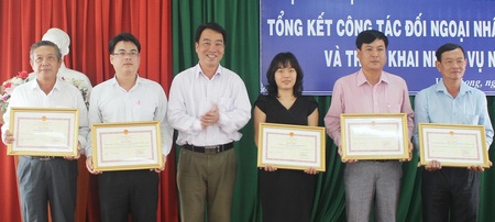 Ông Lữ Quang Ngời tặng bằng khen của UBND tỉnh cho 6 tập thể có nhiều đóng góp trong công tác đối ngoại nhân dân.