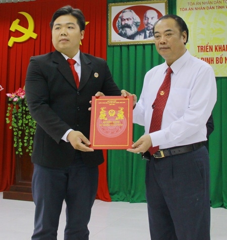 Trao quyết định bổ nhiệm mới thẩm phán sơ cấp.