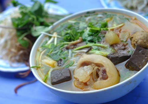 Bún bò Huế: Ngoài vị ngọt của xương, nước dùng của món bún nổi tiếng đất cố đô còn có vị cay của ớt, thơm của sả, đậm đà của mắm ruốc.