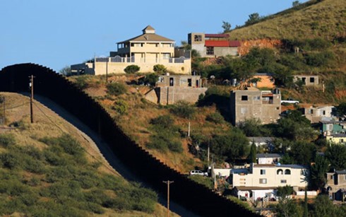 Hàng rào ngăn cách ở khu vực biên giới Mỹ - Mexico đoạn qua Nogales và Arizona. (Ảnh: Reuters)