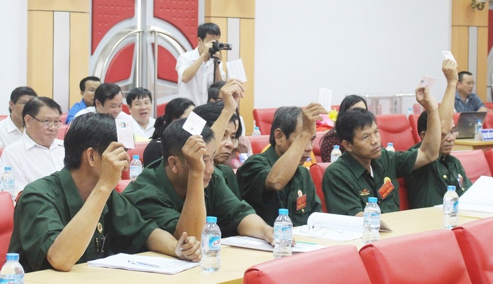 Đại biểu biểu quyết các chỉ tiêu nhiệm kỳ mới. 